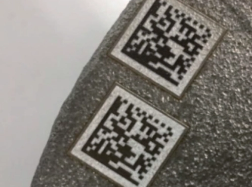 Ukázka průmyslového značení produktem Fiber Laser HGTECH LSF